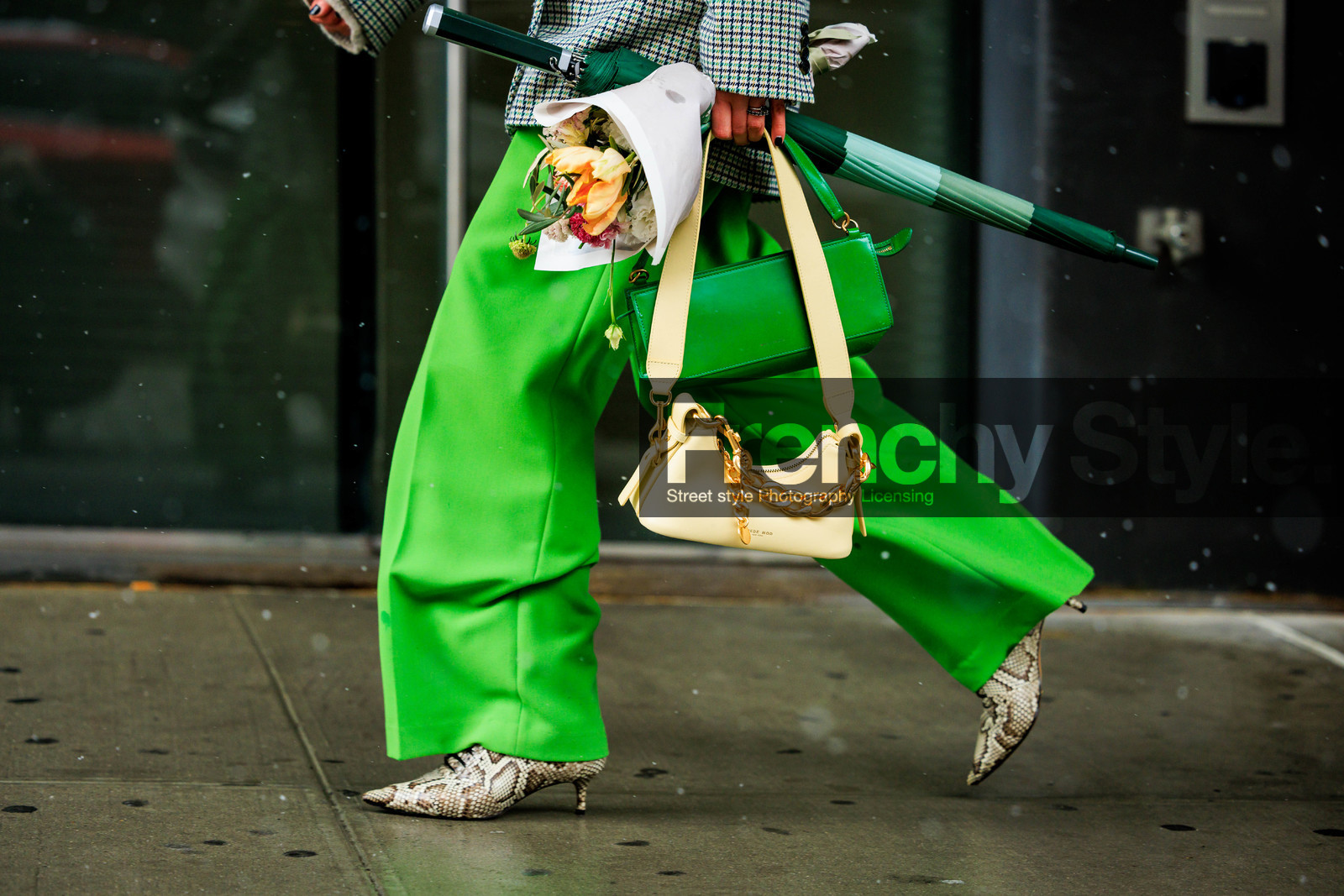 details, close up, flowers, green pants, animal print boots, snake print boots, green pencil bag, beige handbag, leather chain bag, green umbrella, fashion props, fashion week, frenchystyle, FW, jonathan paciullo, street style, NYFW, NEW YORK, AUTUMN WINTER 2022-2023, FALL WINTER 2022_2023, FW 22-23, atmosphere details, horizontal