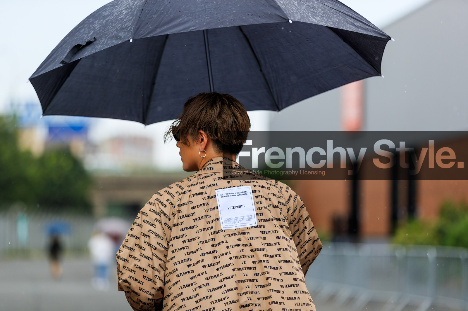 beige coat, graphic coat, printed coat, raincoat, vêtements, fashion week, frenchystyle, FW, jonathan paciullo, street style, PFW, PARIS, atmosphere details, horizontal, detail, AUTUMN WINTER 2018-2019, FALL WINTER 2018-2019, FW 18-19