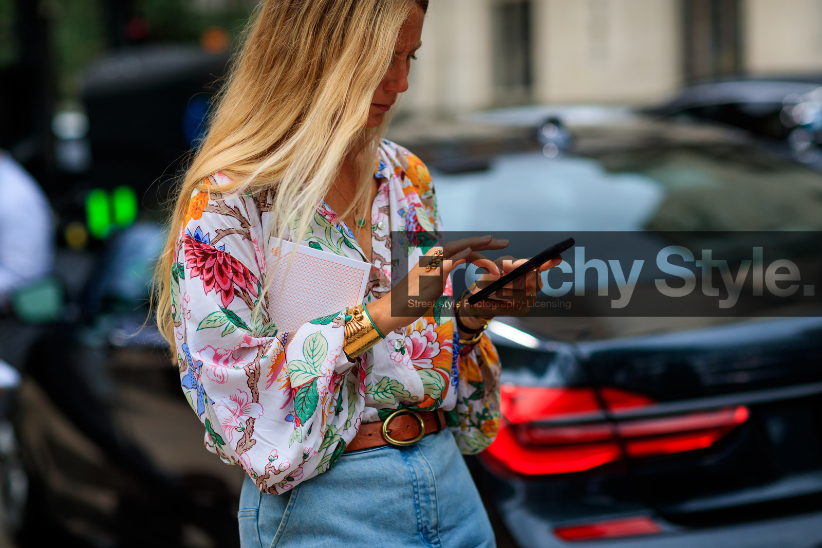 blue denim, bracelet, brown belt, denim pants, floral, flowers, graphic shirt, iphone, jeans, leather bag, leather belt, printed shirt, trousers, white shirt, fashion week, frenchystyle, FW, jonathan paciullo, street style, NYFW, NEW YORK, SPRING SUMMER 2019, SS 19, atmosphere details, horizontal, detail