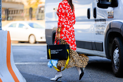 animal print, black bag, floral, flowers, graphic bag, graphic dress, high heels, leather bag, leather shoes, leopard, multicolor dress, off white, printed bag, printed dress, white boots, fashion week, frenchystyle, FW, jonathan paciullo, street style, NYFW, NEW YORK, SPRING SUMMER 2019, SS 19, atmosphere details, horizontal, detail