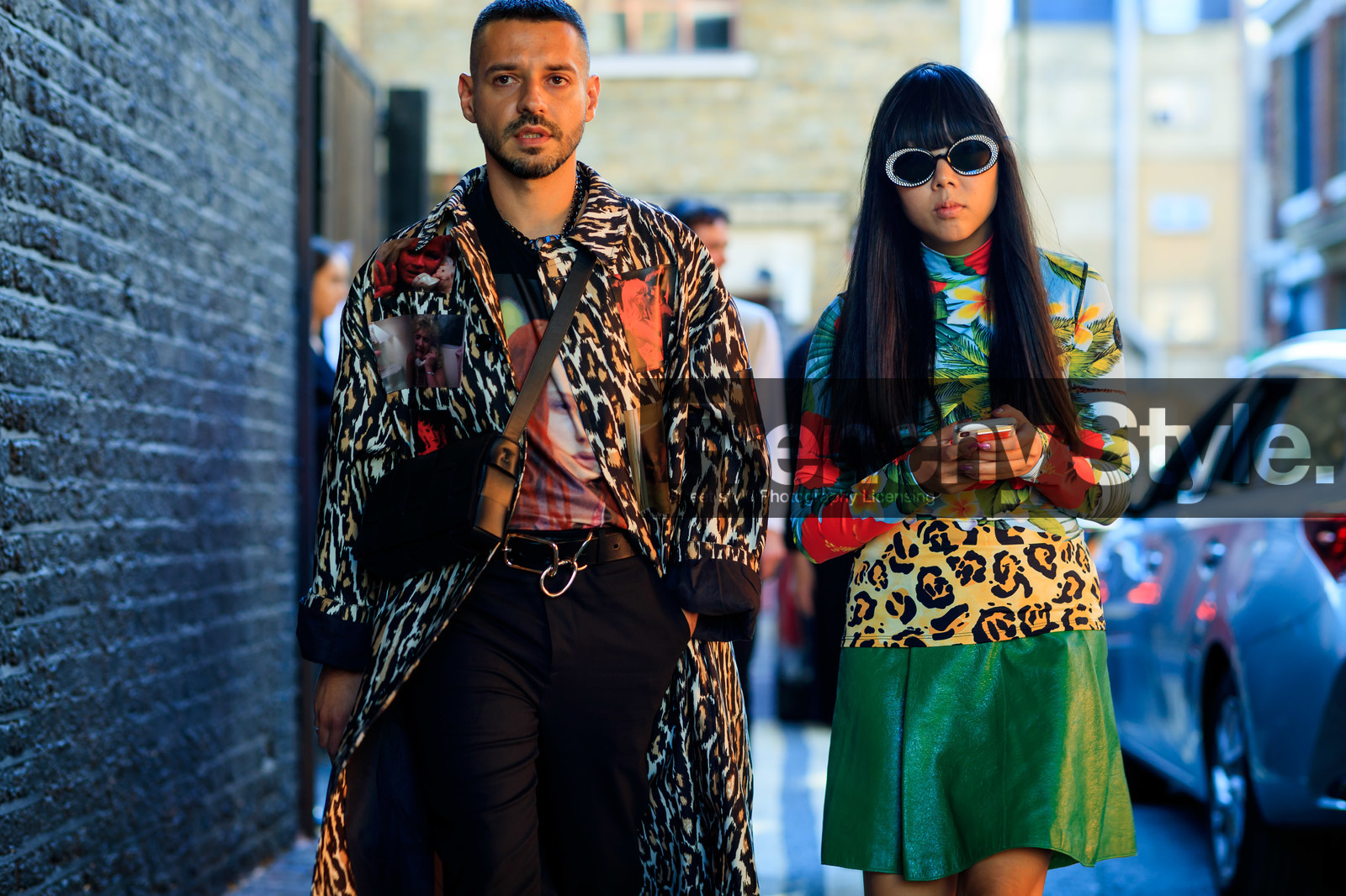 susie lau, crossbody bag, animal print coat, screen print caot, screen print shirt, chain necklace, sunglasses, strassed sunglasses, animal print top, turtleneck top, leather skirt, green skirt, tropical print top, fashion week, frenchystyle, FW, jonathan paciullo, street style, atmosphere details, horizontal, detail