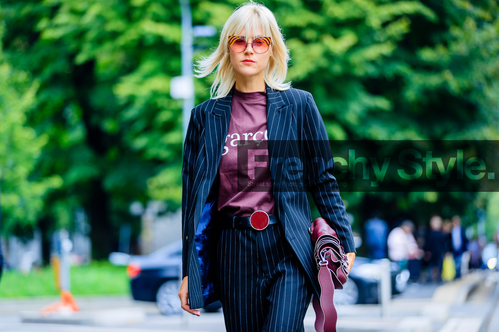 atmosphere details, blazer, blue jacket, blue suit, bordeaux, burgundy, detail, fashion week, frenchystyle, FW, graphic bag, horizontal, jonathan paciullo, leather bag, linda tol, MFW, MILAN, navy jacket, navy suit, printed jacket, printed pants, printed suit, printed t shirt, red bag, red belt, red t shirt, SPRING SUMMER 2017, SS 17, street style, striped jacket, striped pants, striped suit, sunglasses, trousers