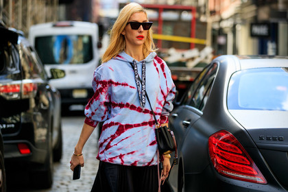 black bag, black skirt, blue sweater, hoodie, joanna hillman, leather bag, pleated skirt, printed sweater, sunglasses, tie & die, street style, jonathan paciullo, frenchystyle, NYFW, NEW YORK, AUTUMN WINTER 2019-2020, AW 19-20, FALL WINTER 2019-2020, FW 19-20, fashion week, FW, atmosphere details, horizontal, detail