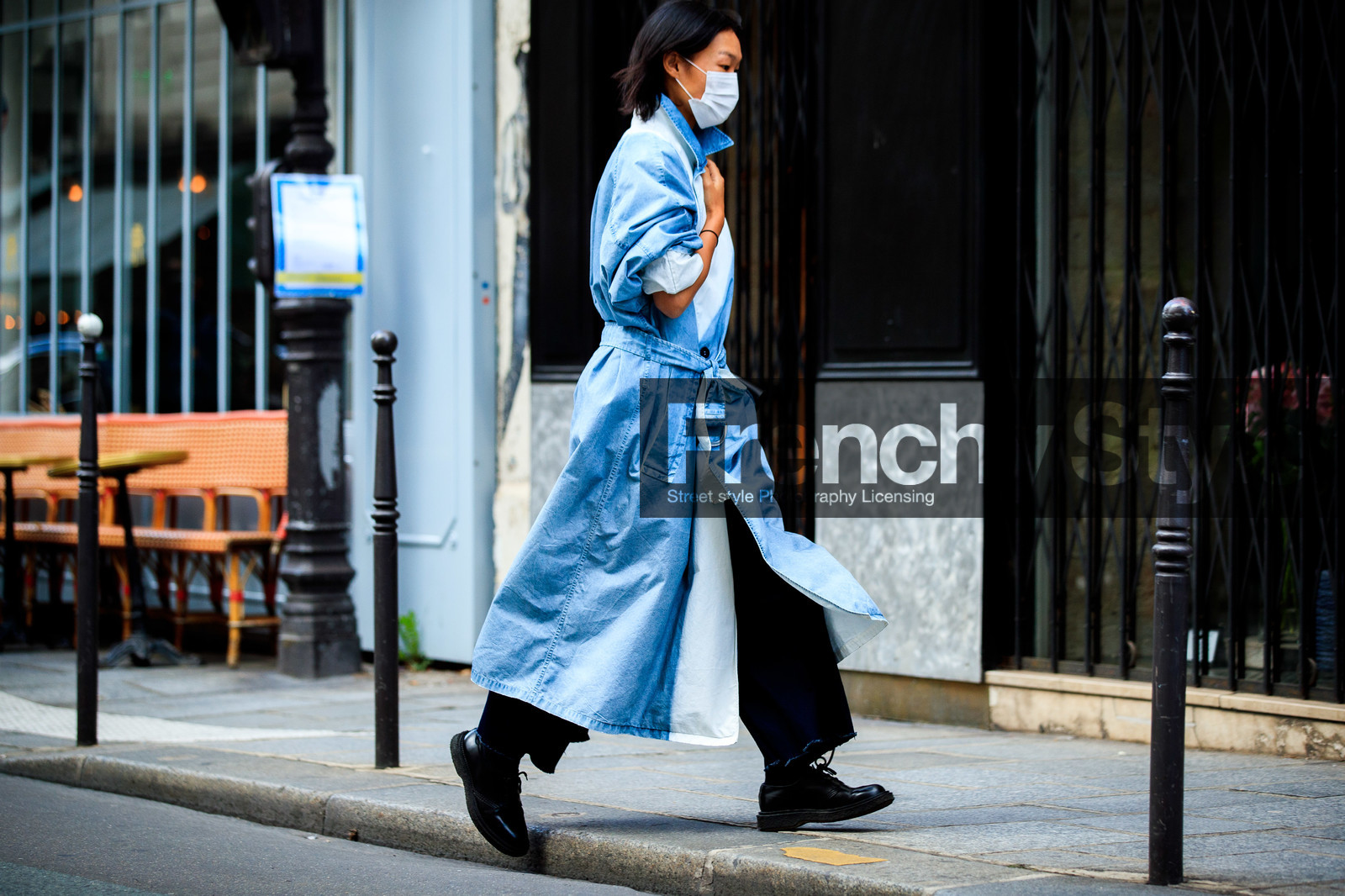 denim, denim trench coat, light blue trench coat, belted trench coat, black jeans, black leather derbies, used jeans, flare jeans, tie and dye trenchcoat, PARIS, PFW, fashion week, frenchystyle, FW, jonathan paciullo, street style, SPRING SUMMER 2021, SS 21, horizontal, atmosphere details, full length