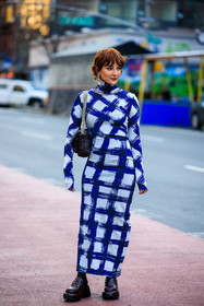 blue and white printed squared dress, chunky black boots, black hand bag, alyssa coscarelli, fashion week, frenchystyle, FW, jonathan paciullo, street style, NYFW, NEW YORK, AUTUMN WINTER 2022-2023, FALL WINTER 2022_2023, FW 22-23, vertical, full length