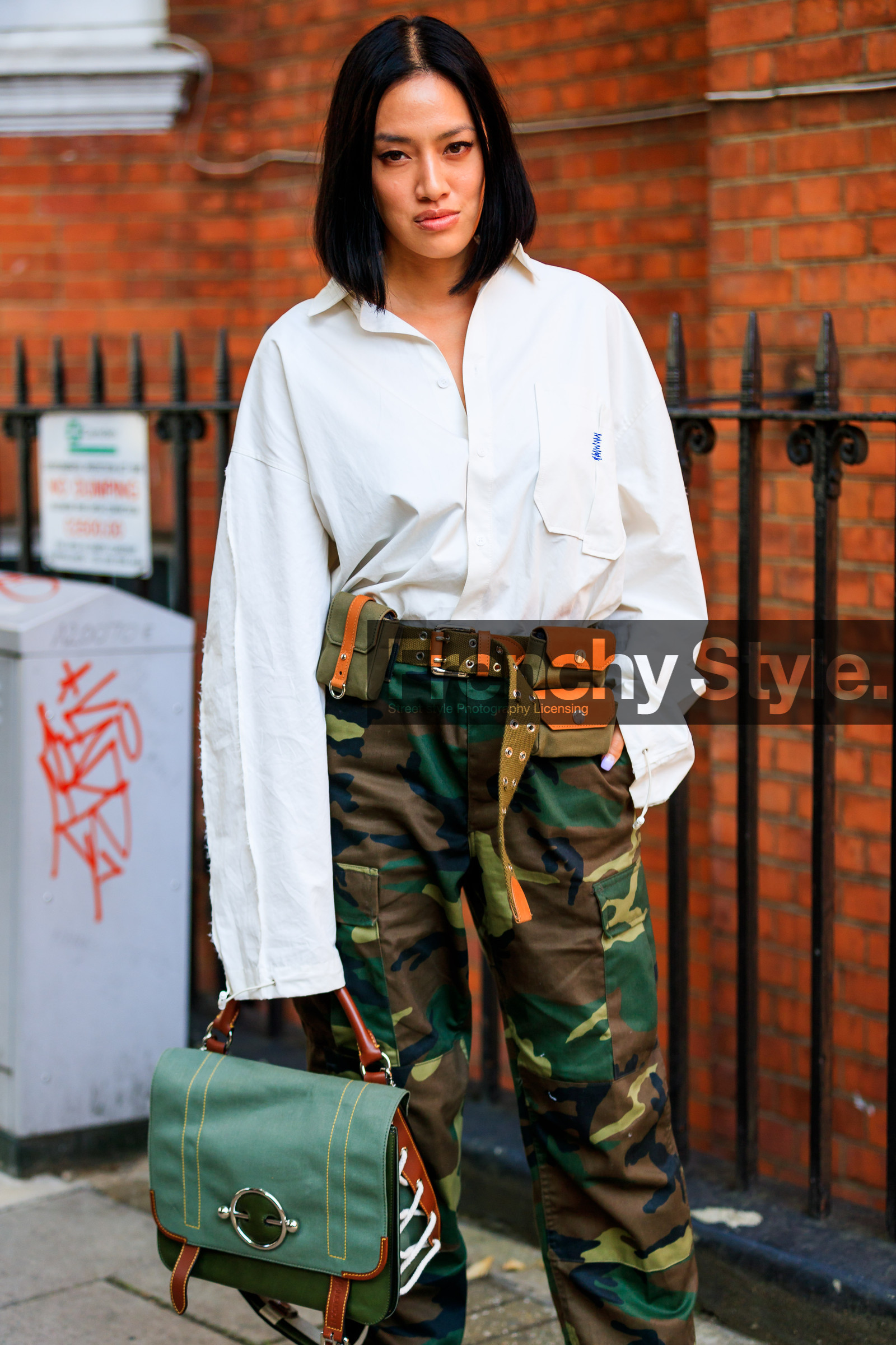 camo pants, camouflage, fanny pack, graphic bag, graphic pants, green bag, green belt, green pants, jw anderson, leather bag, mini bag, printed bag, printed pants, Tiffany Hsu, trousers, white shirt, fashion week, frenchystyle, FW, jonathan paciullo, street style, LFW, LONDON, SPRING SUMMER 2019, SS 19, vertical, detail, atmosphere details