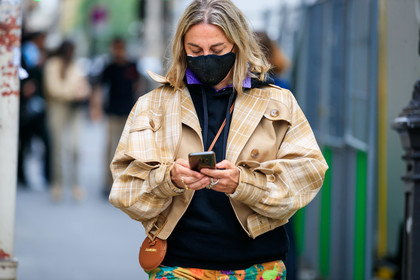 beige jacket, light beige jacket, cropped jacket, checked jacket, camel leather bag, crossbody bag, round shape bag, mini bag, jacquemus bag, cropped trench coat, fashion week, frenchystyle, FW, jonathan paciullo, street style, PFW, PARIS, SPRING SUMMER 2022, SS 22, horizontal, atmosphere details, detail