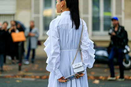 white dress, white leather bag, white total look, back details, mini bag, valentino bag, golden chain strap bag, ruffle dress, long sleeves dress, pleated dress, dangling earrings, black earrings, white earrings, PARIS, PFW, SPRING SUMMER 2020, SS 20, fashion week, frenchystyle, FW, jonathan paciullo, street style, horizontal, atmosphere details, detail