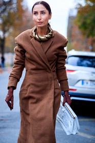 eva geraldine fontanelli, geraldine boublil, camel coat, brown coat, long coat, camel gloves, pearl detail, white clutch, black leather shoes, drape shoes, golden necklace, big necklace, fashion week, frenchystyle, FW, jonathan paciullo, street style, PFW, PARIS, SPRING SUMMER 2021, SS 21, vertical, atmosphere details, detail