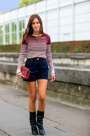 gala gonzalez, valentino look, valentino bag, valentino pullover, valentino shorts, red pullover, burgundy pullover, white pullover, striped pullover, high waist shorts, denim, denim shorts, navy blue shorts, red leather bag, studs details bag, strassed bag, black leather boots, PARIS, PFW, SPRING SUMMER 2020, SS 20, fashion week, frenchystyle, FW, jonathan paciullo, street style, vertical, full length