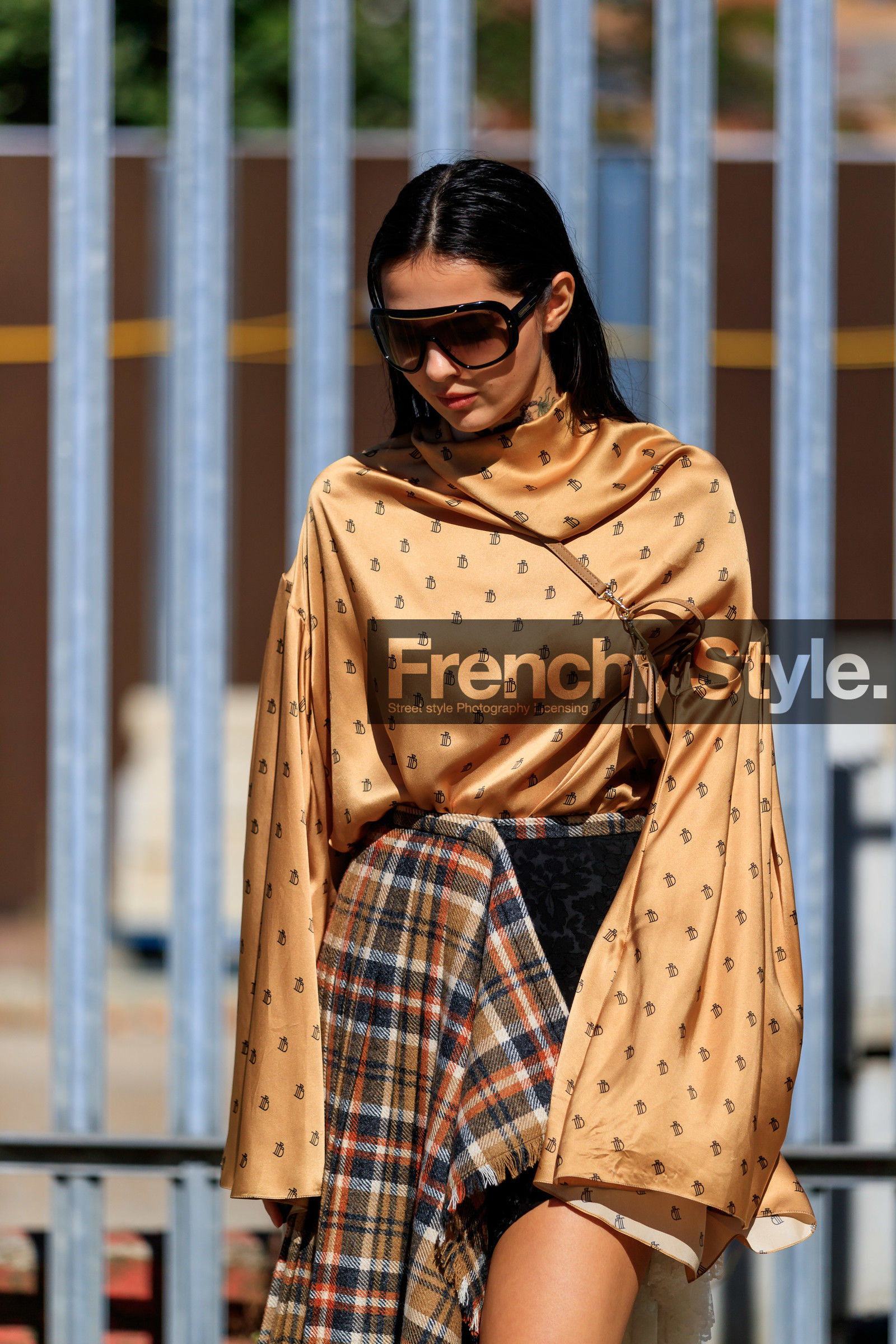 doina ciobanu, aviator sunglasses, brown scale sunglasses, high collar blouse, satin blouse, monogrammed blouse, oversize sleeves, crossbody bag, light brown bag, brown leather bag, mini bag, square shape bag, asymmetrical skirt, checked skirt, plaid skirt, beige skirt, black shorts, high waist shorts, embroidered shorts, velvet shorts, dark brown sandals, brown leather sandals, carrera sunglasses, multi rings, golden rings, fashion week, frenchystyle, FW, jonathan paciullo, street style, vertical, detail, atmosphere details