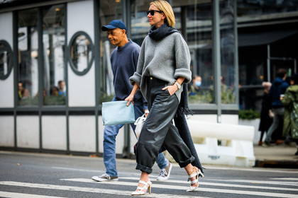 casual chic style, grey sweater, baggy black leather pants, white heeled sandals, light blue pouch, black sunglasses, dark grey scarf, lisa aiken, fashion week, frenchystyle, FW, jonathan paciullo, street style, NYFW, NEW YORK, AUTUMN WINTER 2022-2023, FALL WINTER 2022_2023, FW 22-23, atmosphere details, horizontal, full length