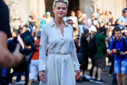 pleated dress, white dress, fashion week, frenchystyle, FW, jonathan paciullo, street style, PFW, PARIS, atmosphere details, horizontal, detail, AUTUMN WINTER 2018-2019, FALL WINTER 2018-2019, FW 18-19