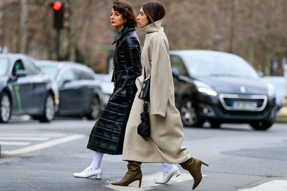 lauren caruso, light beige dress, high collar dress, crossbody bag, black leather bag, metalic bag, bottega veneta bag, long dress, long sleeves dress, kaki leather boots, alyssa coscarelli, black leather coat, black leather bag, quilted coat, white tights, white polish shoes, mary jane shoes, carel shoes, multi straps shoes, kitten heels shoes, fashion week, frenchystyle, FW, jonathan paciullo, street style, PFW, PARIS, horizontal, atmosphere details, full length