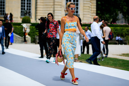 basket, beige shoes, blue skirt, blue top, floral, flowers, graphic bag, graphic dress, graphic skirt, graphic top, headscarf, high heels, leather bag, leather shoes, printed bag, printed dress, printed skirt, printed top, red lips, stripes, sunglasses, turquoise, fashion week, frenchystyle, FW, jonathan paciullo, street style, PFW, PARIS, horizontal, atmosphere details, full length, AUTUMN WINTER 2018-2019, FALL WINTER 2018-2019, FW 18-19, natalie joos