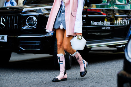 grey skirt, high boots, leather bag, leather shoes, pink boots, pink jacket, sleeveless, white bag, white shirt, fashion week, frenchystyle, FW, jonathan paciullo, street style, LFW, LONDON, SPRING SUMMER 2019, SS 19, atmosphere details, horizontal, detail