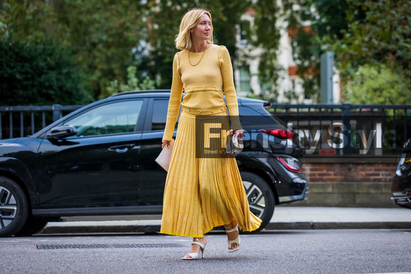 Lisa Aiken, heeled sandals, heels, yellow, knits, knitted top, knit, knitwear, midi skirt, pleated skirt, clutch, bottega veneta, bottega veneta bag, fashion week, frenchystyle, FW, jonathan paciullo, street style, SPRING SUMMER 2022, SS 22, LFW, LONDON, horizontal, full length, atmosphere details