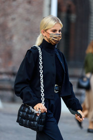 black total look, black jacket, black leather bag, black leather belt, black pants, black pullover, turtleneck pullover, big chain strap bag, silvered chain strap bag, bottega veneta bag, plaited bag, belted pants, alberta ferretti belt, alberta ferretti jacket, alberta ferretti look, alberta ferretti pants, animal print, covid face mask, caro daur, fashion week, frenchystyle, FW, jonathan paciullo, street style, MFW, MILAN, SPRING SUMMER 2021, SS 21, vertical, detail