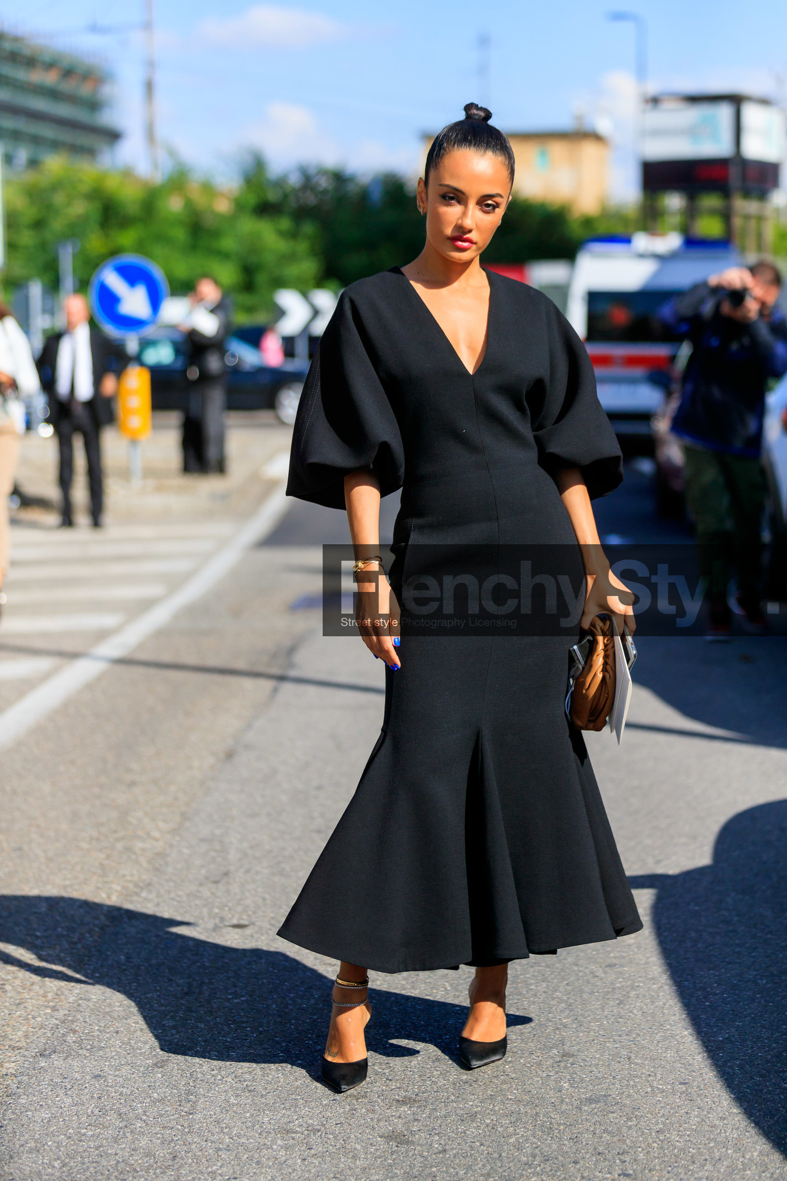 black dress, low necked dress, short sleeves dress, balloon sleeves, long dress, golden bracelet, cartier bracelet, cartier clou bracelet, ankle bracelet, black pumps, satin pumps, valentino dress, amina muaddi, street style, jonathan paciullo, FW, frenchystyle, fashion week, MFW, MILAN, SPRING SUMMER 2021, SS 21, vertical, full length