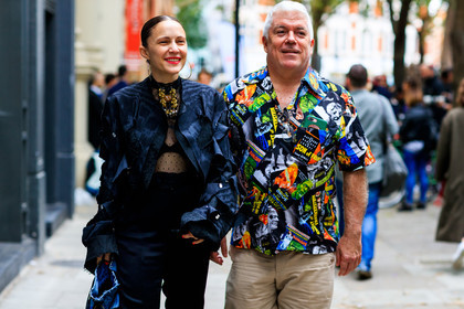 beige pants, black jacket, black pants, leather bag, multicolor shirt, necklace, printed shirt, satin stitch, see through, tone on tone, total look black, trousers, fashion week, frenchystyle, FW, jonathan paciullo, street style, LFW, LONDON, SPRING SUMMER 2019, SS 19, atmosphere details, horizontal, detail