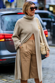 light beige pullover, light beige leather bag, beige bermuda shorts, long pullover, turtleneck pullover, split pullover, celine sunglasses, square shape glasses, scale sunglasses, big sunglasses, shoulder bag, plaited leather bag, plaited bag, bottega veneta bag, aylin koenig, fashion week, frenchystyle, FW, jonathan paciullo, street style, LFW, LONDON, AUTUMN WINTER 2020-2021, FALL WINTER 2020-2021, FW 20-21, vertical, atmosphere details, detail