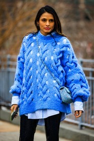 blue knitted pull, knitted jumped, crossbody chanel bag, blue shirt, black pants, silver earrings, oversized jumper, details, street style, jonathan paciullo, FW, frenchystyle, fashion week, NYFW, NEW YORK, AUTUMN WINTER 2022-2023, FALL WINTER 2022_2023, FW 22-23, vertical, atmosphere details