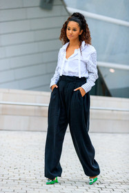 white shirt, striped shirt, lavalliere collar, ruffle collar shirt, oversize pants, black pants, carrot pants, green pumps, green shoes, strassed shoes, strassed pumps, lena mahfouf, fashion week, frenchystyle, FW, jonathan paciullo, street style, PFW, PARIS, AUTUMN WINTER 2021-2022, FALL WINTER 2021-2022, FW 21-22, vertical, full length