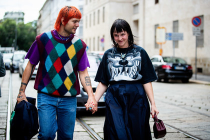black t-shirt, black skirt, printed t-shirt, animal printed t-shirt, checked pullover, purple t-shirt, sleeveless pullover, multicolor pullover, street style, jonathan paciullo, FW, frenchystyle, fashion week, MFW, MILAN, SPRING SUMMER 2021, SS 21, horizontal, atmosphere details, detail