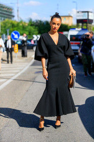 black dress, low necked dress, short sleeves dress, balloon sleeves, long dress, golden bracelet, cartier bracelet, cartier clou bracelet, ankle bracelet, black pumps, satin pumps, valentino dress, amina muaddi, street style, jonathan paciullo, FW, frenchystyle, fashion week, MFW, MILAN, SPRING SUMMER 2021, SS 21, vertical, full length