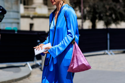 blue dress, leather bag, necklace, pearls, pink bag, fashion week, frenchystyle, FW, jonathan paciullo, street style, PFW, PARIS, horizontal, atmosphere details, detail, AUTUMN WINTER 2018-2019, FALL WINTER 2018-2019, FW 18-19