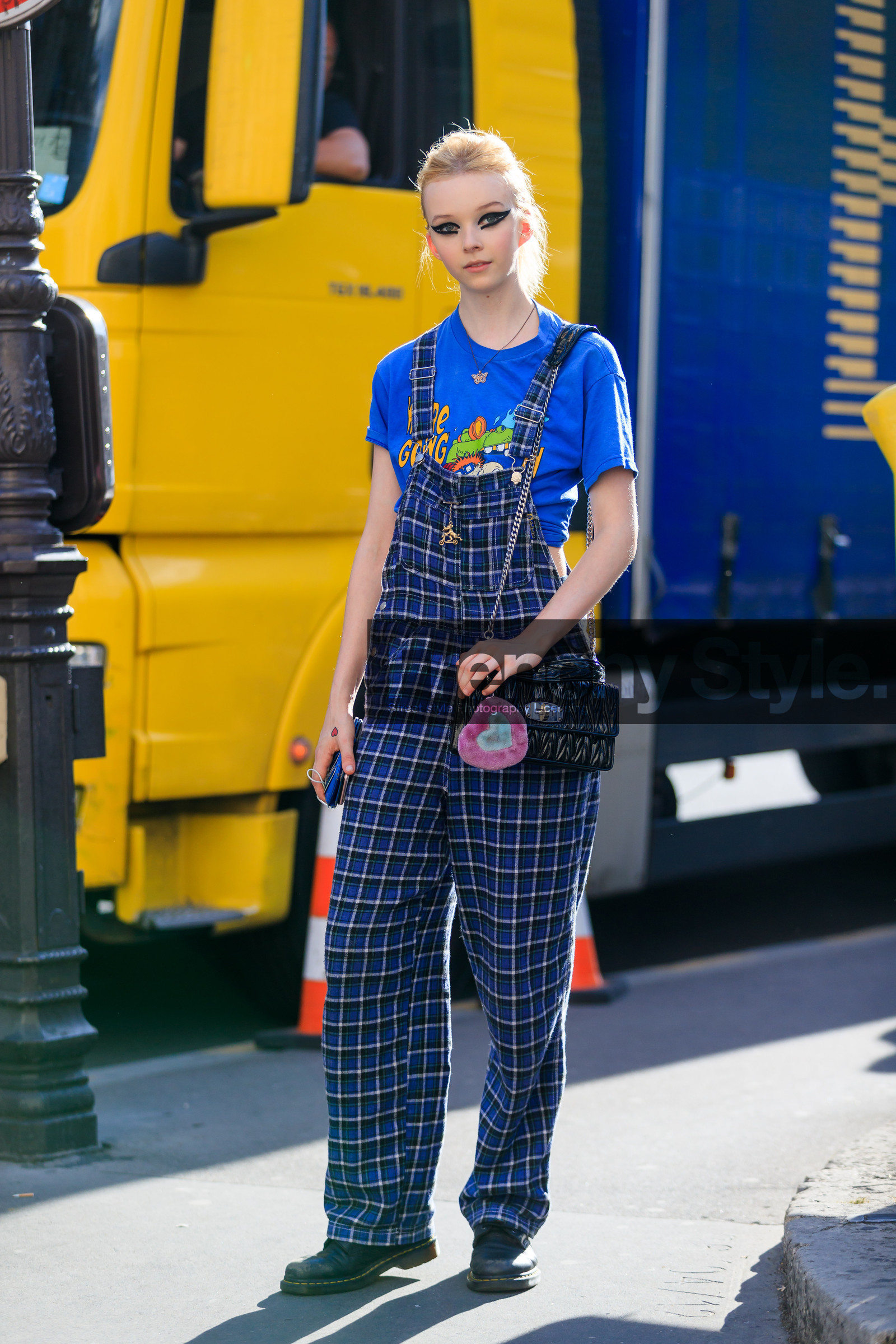 black bag, blue jumpsuit, blue t shirt, checked, eyeliner, graphic jumpsuit, graphic pants, leather bag, leather shoes, miu miu, plaid, plaid jumpsuit, printed jumpsuit, printed pants, printed t shirt, trousers, PFW, fashion week, frenchystyle, FW, jonathan paciullo, street style, PARIS, vertical, full length, model, AUTUMN WINTER 2018-2019, FALL WINTER 2018-2019, FW 18-19