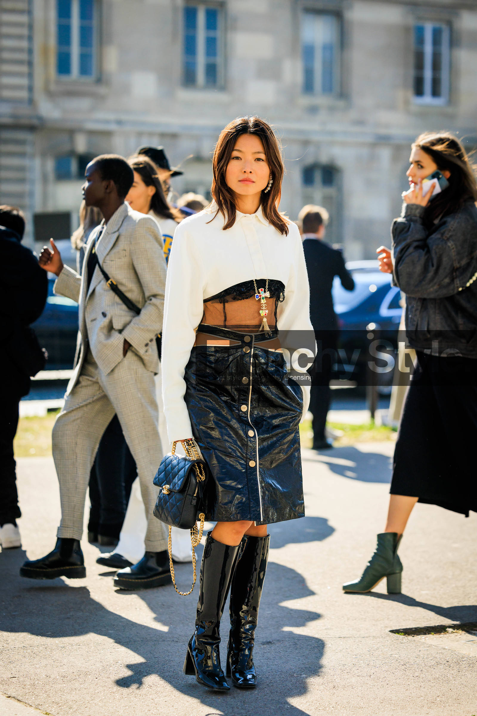cropped shirt, white top, buttone top, black shirt, transparente shirt, pearl earrings, chanel necklace, chanel, cross necklace, pattent skirt, buttoned skirt, chanel handbag, black skirt, black boots, heeled boots, black handbag, cut out skirt, yan yan chan, FW 22-23, FALL WINTER 2022_2023, AUTUMN WINTER 2022-2023, fashion week, frenchystyle, FW, jonathan paciullo, street style, PFW, PARIS, full length, vertical