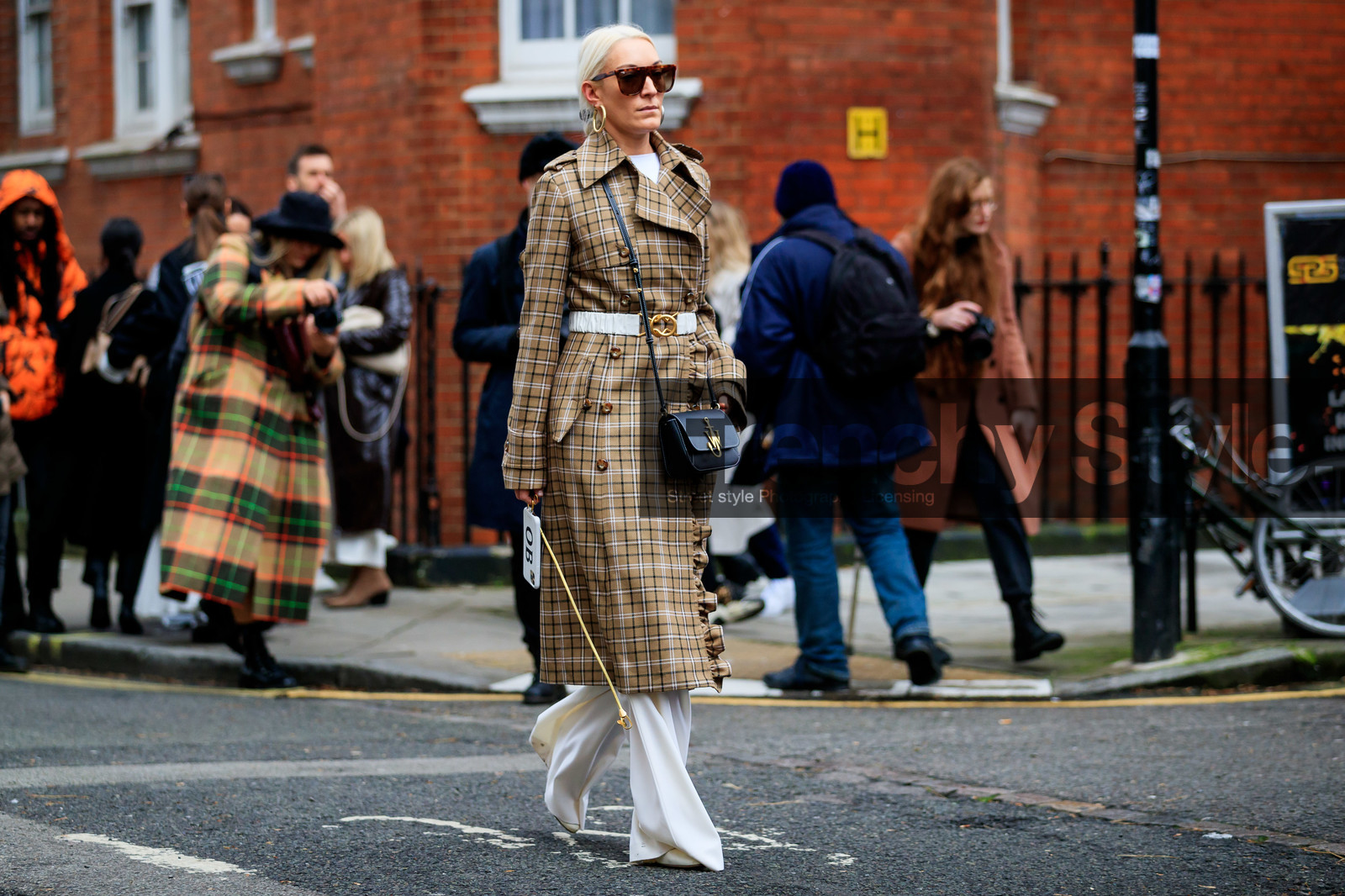 gucci sunglasses, big sunglasses, scale sunglasses, hoop earrings, golden earrings, beige trench coat, checked trench coat, ruffle trench coat, white leather belt, white pants, flare pants, crossbody bag, black leather bag, j w anderson bag, belted trench coat, fashion week, frenchystyle, FW, jonathan paciullo, street style, LFW, LONDON, AUTUMN WINTER 2020-2021, FALL WINTER 2020-2021, FW 20-21, horizontal, atmosphere details, full length
