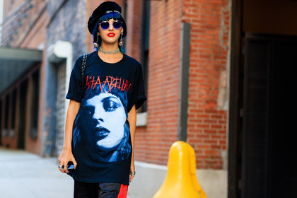 atmosphere details, black hat, black pants, black t shirt, choker, detail, dyed hair, earrings, fashion week, frenchystyle, FW, horizontal, jonathan paciullo, necklace, NEW YORK, NYFW, oversize, printed t shirt, red lips, sita abellan, SPRING SUMMER 2017, SS 17, street style, striped pants, sunglasses, trousers, woman