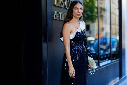 black and white, black dress, glitter, graphic dress, leather bag, one shoulder, printed dress, ruffles, sequined dress, shiny dress, valentino, white bag, PFW, fashion week, frenchystyle, FW, jonathan paciullo, street style, PARIS, horizontal, atmosphere details, detail, AUTUMN WINTER 2018-2019, FALL WINTER 2018-2019, FW 18-19, erika boldrin