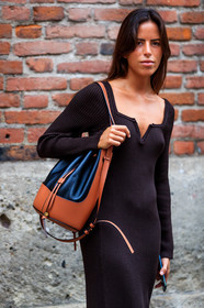 long dress, low necked dress, knit dress, long sleeves dress, loewe bag, bicolor bag, camel leather bag, black leather bag, bucket bag, brown dress, shoulder bag, nina urgell cloquell, street style, jonathan paciullo, FW, frenchystyle, fashion week, MFW, MILAN, SPRING SUMMER 2021, SS 21, vertical, detail