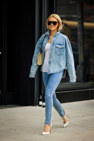 full denim look, denim jacket, skinny jeans, white tanktop, black sunglasses, beige handbag, leather handbag, white slingback, kate davidson hudson, street style, jonathan paciullo, FW, frenchystyle, fashion week, NYFW, NEW YORK, AUTUMN WINTER 2022-2023, FALL WINTER 2022_2023, FW 22-23, vertical, full length