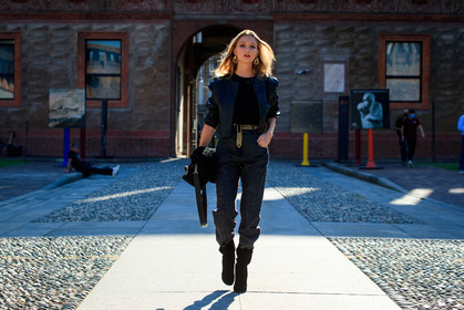 black leather bag, black leather jacket, black jeans, black total look, black pullover, high waist jeans, belted pants, golden belt, golden earrings, round shape earrings, hoop earrings, black boots, black suede boots, alberta ferretti bag, alberta ferretti belt, denim, alberta ferretti look, fashion week, frenchystyle, FW, jonathan paciullo, street style, MFW, MILAN, SPRING SUMMER 2021, SS 21, horizontal, atmosphere details, full length