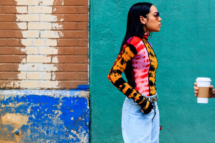 aleali may, blue denim, denim pants, jeans, metallic belt, multicolor sweater, orange, purple, red, sunglasses, tie & die, trousers, tye dye, street style, jonathan paciullo, FW, frenchystyle, fashion week, NYFW, NEW YORK, SPRING SUMMER 2019, SS 19, atmosphere details, horizontal, detail