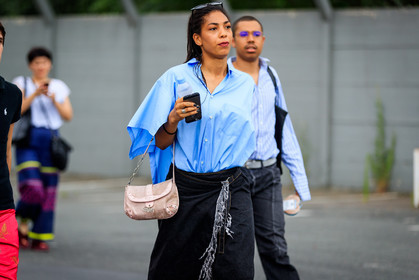 black denim, black skirt, blue shirt, denim skirt, leather bag, pink bag, fashion week, frenchystyle, FW, jonathan paciullo, street style, PFW, PARIS, atmosphere details, horizontal, detail, AUTUMN WINTER 2018-2019, FALL WINTER 2018-2019, FW 18-19