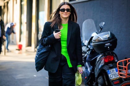 fluo green top, cut out top, assymetrical top, black panrs, cargo pants, black blazer, black tore bag, flue green pouch, bottega veneta bag, black sunglasses, fashion week, frenchystyle, FW, jonathan paciullo, street style, atmosphere details, horizontal