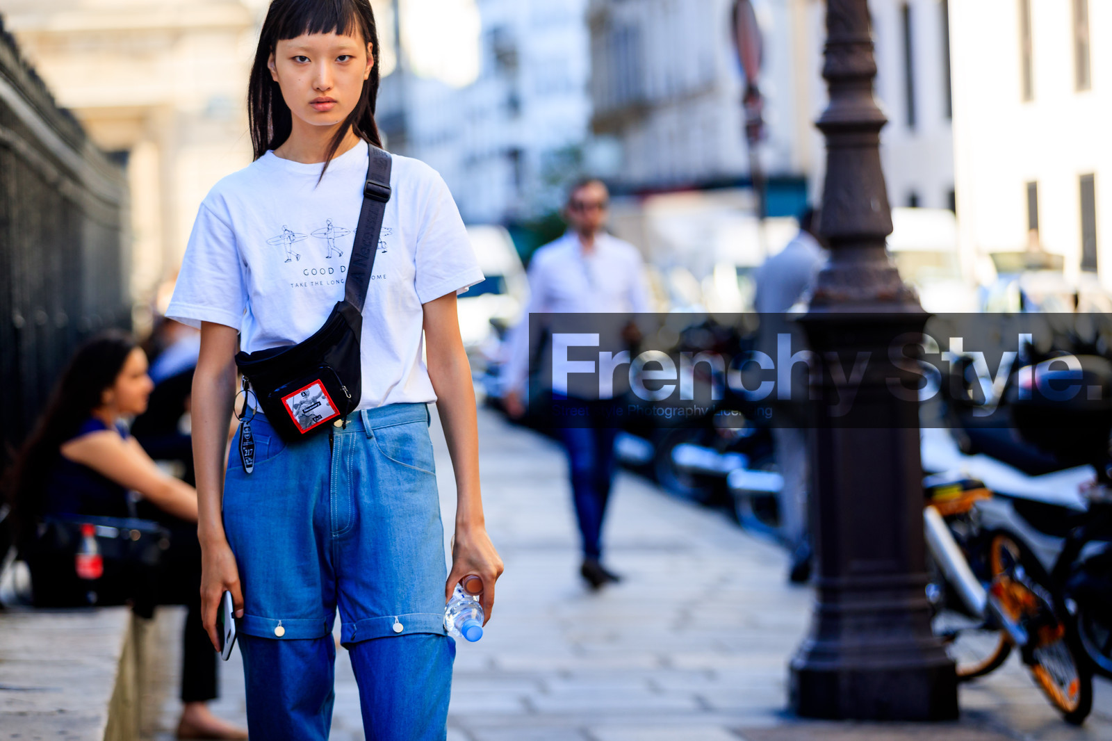 black bag, blue denim, denim pants, fanny pack, jeans, leather bag, printed t shirt, trousers, white t shirt, PFW, fashion week, frenchystyle, FW, jonathan paciullo, street style, PARIS, horizontal, atmosphere details, detail, model, AUTUMN WINTER 2018-2019, FALL WINTER 2018-2019, FW 18-19