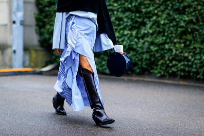atmosphere details, AUTUMN WINTER 2017-2018, AW 17-18, black bag, black boots, black scarf, black shoes, blue shirt, blue skirt, detail, FALL WINTER 2017-2018, fashion week, frenchystyle, FW, FW 17-18, graphic bag, graphic skirt, high boots, high heels, horizontal, jonathan paciullo, leather bag, leather shoes, MFW, MILAN, oversize, printed skirt, rachael wang, ruffled skirt, ruffles, street style, striped skirt, tanya taylor