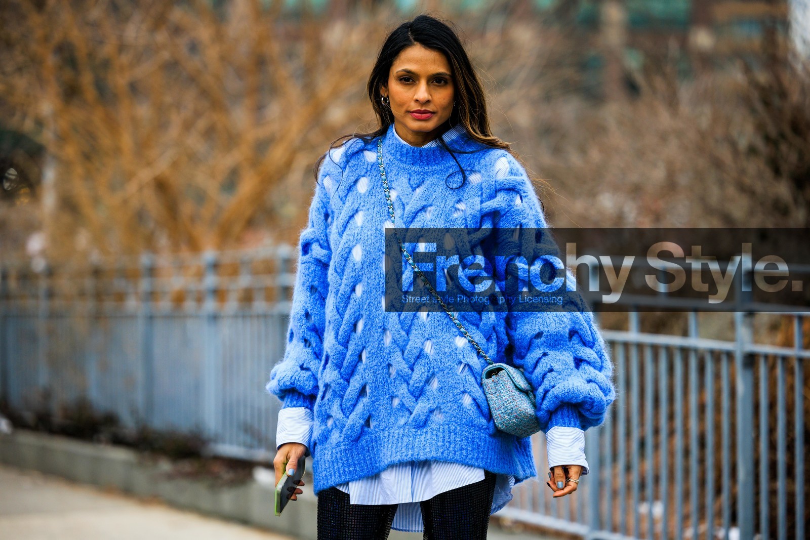 blue knitted pull, knitted jumped, crossbody chanel bag, blue shirt, black pants, silver earrings, oversized jumper, details, street style, jonathan paciullo, FW, frenchystyle, fashion week, NYFW, NEW YORK, AUTUMN WINTER 2022-2023, FALL WINTER 2022_2023, FW 22-23, atmosphere details, horizontal