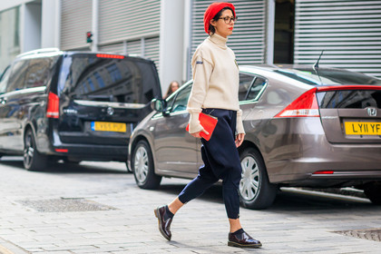atmosphere details, AUTUMN WINTER 2017-2018, AW 17-18, beret, black pants, bordeaux, burgundy, FALL WINTER 2017-2018, fashion week, frenchystyle, full length, FW, FW 17-18, horizontal, jonathan paciullo, leather shoes, LFW, LONDON, oversize, red bag, red hat, red shoes, street style, trousers, white sweater, zip