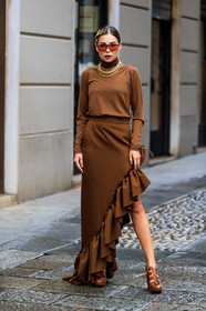 camel total look, camel pullover, camel skirt, camel leather shoes, laced shoes, asymetrical skirt, ruffle skirt, turtleneck pullover, hair clip, golden hair clip, golden necklace, big chain necklace, multi necklace, futurist shape sunglasses, red sunglasses, karina nigay, street style, jonathan paciullo, FW, frenchystyle, fashion week, MFW, MILAN, SPRING SUMMER 2021, SS 21, vertical, full length