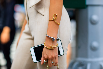atmosphere details, bracelet, detail, fashion week, frenchystyle, FW, golden jewelry, horizontal, iphone, jonathan paciullo, NEW YORK, NYFW, rings, sarah ellen, SPRING SUMMER 2017, SS 17, street style, woman