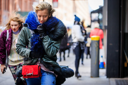 atmosphere details, AUTUMN WINTER 2016-2017, AW 16-17, black gloves, blue denim, blue fur, blue scarf, denim pants, detail, fashion week, frenchystyle, fur collar, fur scarf, FW, FW 16-17, horizontal, jeans, jonathan paciullo, kaki jacket, leather bag, leather gloves, NEW YORK, NYFW, red bag, sheep fur, street style, trousers, woman, zanita whittington