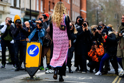 veronika heilbrunner, back details, pink dress, knit dress, knitwear, sleeveless dress, long dress, black leather bag, j w anderson bag, crossbody bag, mini bag, fashion week, frenchystyle, FW, jonathan paciullo, street style, LFW, LONDON, AUTUMN WINTER 2020-2021, FALL WINTER 2020-2021, FW 20-21, horizontal, atmosphere details, full length