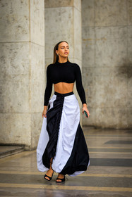black cropped top, black and white pants, globy pants, dual toned trousers, assymetric cut pants, black sandals, black heels, baggy pants, carla ginola, fashion week, frenchystyle, FW, jonathan paciullo, street style, AUTUMN WINTER 2022-2023, FALL WINTER 2022_2023, FW 22-23, PFW, PARIS, vertical, full length